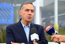 Transmissão ao vivo do STF pela TV Justiça impacta a forma como ministros elaboram votos, segundo ministro Barroso. Visibilidade pública exige clareza e acessibilidade dos argumentos, além de lidar com temas polêmicos e críticas da sociedade.