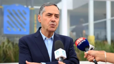 Transmissão ao vivo do STF pela TV Justiça impacta a forma como ministros elaboram votos, segundo ministro Barroso. Visibilidade pública exige clareza e acessibilidade dos argumentos, além de lidar com temas polêmicos e críticas da sociedade.