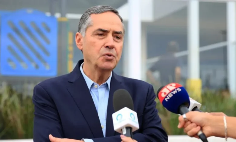 Transmissão ao vivo do STF pela TV Justiça impacta a forma como ministros elaboram votos, segundo ministro Barroso. Visibilidade pública exige clareza e acessibilidade dos argumentos, além de lidar com temas polêmicos e críticas da sociedade.