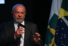 Lula e Trump tiveram conversa secreta sobre relações bilaterais e possível encontro. Oposição critica ausência de reunião em Washington e escolha de Rubio para negociar sanções. Governo brasileiro afirma que a ligação foi positiva e Lula pediu a retirada de medidas restritivas.