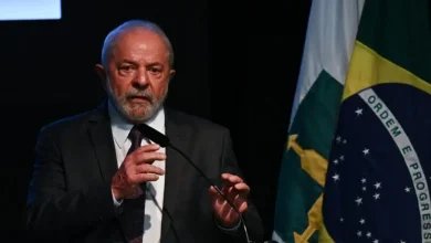 Lula e Trump tiveram conversa secreta sobre relações bilaterais e possível encontro. Oposição critica ausência de reunião em Washington e escolha de Rubio para negociar sanções. Governo brasileiro afirma que a ligação foi positiva e Lula pediu a retirada de medidas restritivas.