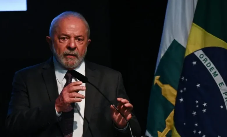 Lula e Trump tiveram conversa secreta sobre relações bilaterais e possível encontro. Oposição critica ausência de reunião em Washington e escolha de Rubio para negociar sanções. Governo brasileiro afirma que a ligação foi positiva e Lula pediu a retirada de medidas restritivas.