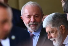 Governo brasileiro mantém em sigilo telegramas diplomáticos sobre negócios da JBS nos EUA, envolvendo irmãos Batista e reverter tarifaço imposto por Donald Trump.
