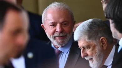 Governo brasileiro mantém em sigilo telegramas diplomáticos sobre negócios da JBS nos EUA, envolvendo irmãos Batista e reverter tarifaço imposto por Donald Trump.