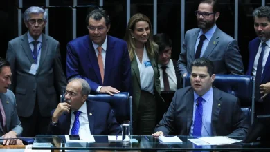 Senado aprova segunda parte da Reforma Tributária, unificando ICMS e ISS em novo imposto (IBS). Aumento da isenção de imposto para veículos de pessoas com deficiência e regulamentação do "imposto do pecado" em bebidas açucaradas também foram destaques.