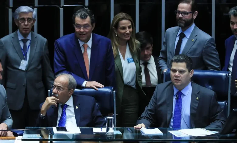Senado aprova segunda parte da Reforma Tributária, unificando ICMS e ISS em novo imposto (IBS). Aumento da isenção de imposto para veículos de pessoas com deficiência e regulamentação do "imposto do pecado" em bebidas açucaradas também foram destaques.