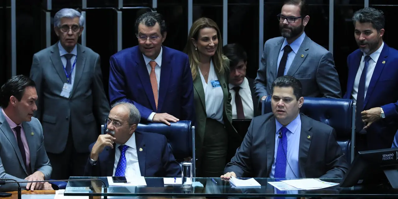 Senado Aprova Segunda Parte da Reforma Tributária: Unificação do ICMS e ISS no IBS 14 Senado aprova segunda parte da Reforma Tributária, unificando ICMS e ISS em novo imposto (IBS). Aumento da isenção de imposto para veículos de pessoas com deficiência e regulamentação do "imposto do pecado" em bebidas açucaradas também foram destaques.