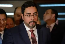 Ex-juiz Marcelo Bretas, conhecido pela Operação Lava Jato no Rio, anuncia retorno à política em 2026 como cabo eleitoral. Apesar da inelegibilidade por oito anos, Bretas pretende influenciar eleições e apoia candidaturas conservadoras.