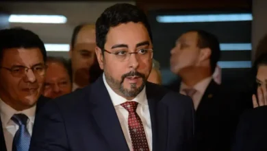 Ex-juiz Marcelo Bretas, conhecido pela Operação Lava Jato no Rio, anuncia retorno à política em 2026 como cabo eleitoral. Apesar da inelegibilidade por oito anos, Bretas pretende influenciar eleições e apoia candidaturas conservadoras.