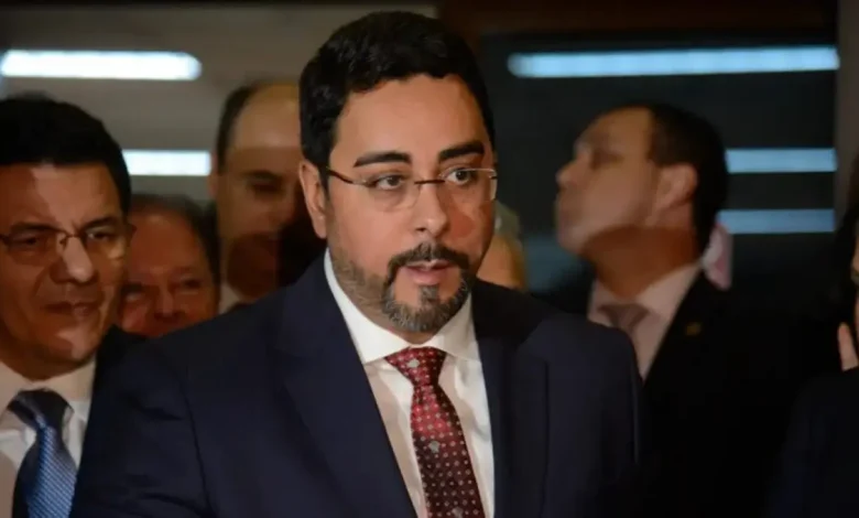 Ex-juiz Marcelo Bretas, conhecido pela Operação Lava Jato no Rio, anuncia retorno à política em 2026 como cabo eleitoral. Apesar da inelegibilidade por oito anos, Bretas pretende influenciar eleições e apoia candidaturas conservadoras.