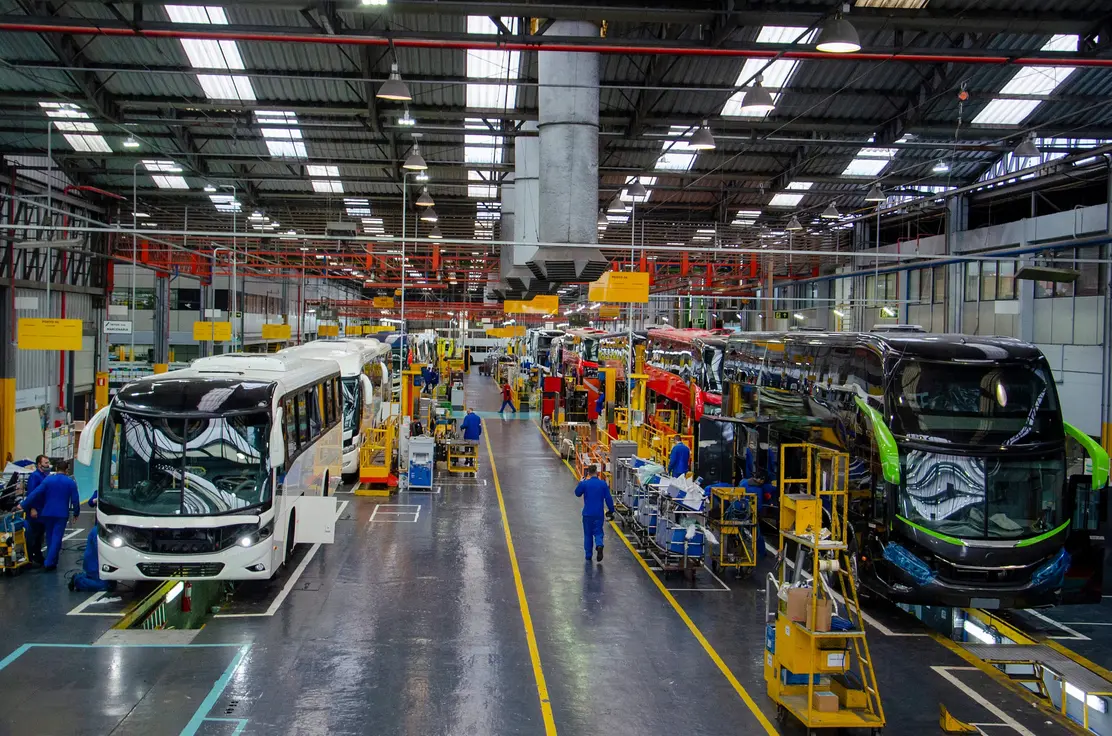 Marcopolo desenvolve versão europeia do icônico ônibus Paradiso G8 1200 para atender a crescente demanda por ônibus modernos e eficientes no continente.