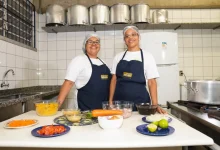 A Secretaria da Educação do Estado de São Paulo valoriza a alimentação escolar, investindo em produtos da agricultura familiar e reconhecendo o trabalho das cozinheiras escolares, promovendo uma alimentação saudável e sustentável para os estudantes.