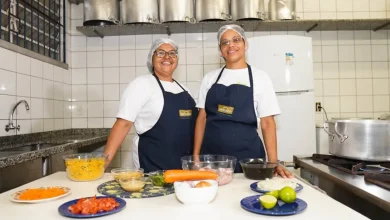 A Secretaria da Educação do Estado de São Paulo valoriza a alimentação escolar, investindo em produtos da agricultura familiar e reconhecendo o trabalho das cozinheiras escolares, promovendo uma alimentação saudável e sustentável para os estudantes.