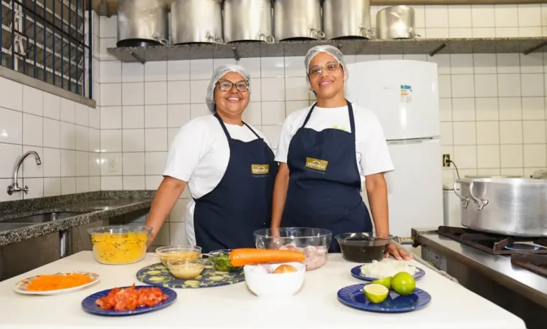 Alimentação Escolar Saudável e Sustentável no Estado de São Paulo 1 A Secretaria da Educação do Estado de São Paulo valoriza a alimentação escolar, investindo em produtos da agricultura familiar e reconhecendo o trabalho das cozinheiras escolares, promovendo uma alimentação saudável e sustentável para os estudantes.
