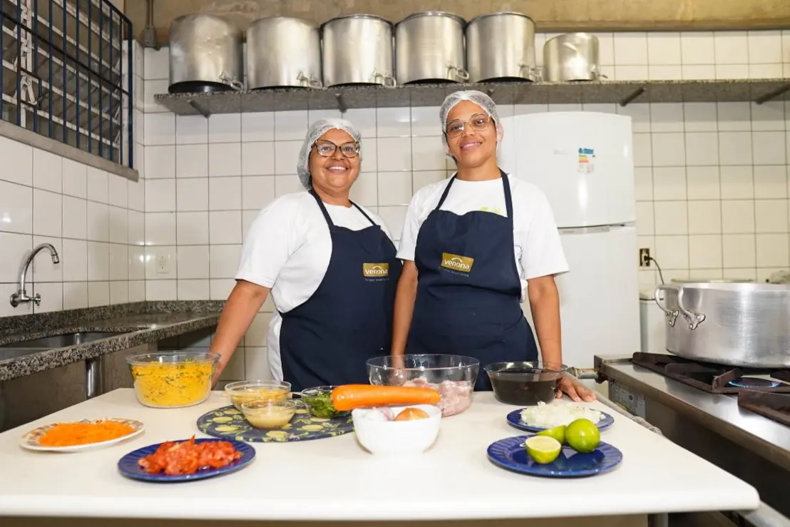 A Secretaria da Educação do Estado de São Paulo valoriza a alimentação escolar, investindo em produtos da agricultura familiar e reconhecendo o trabalho das cozinheiras escolares, promovendo uma alimentação saudável e sustentável para os estudantes.