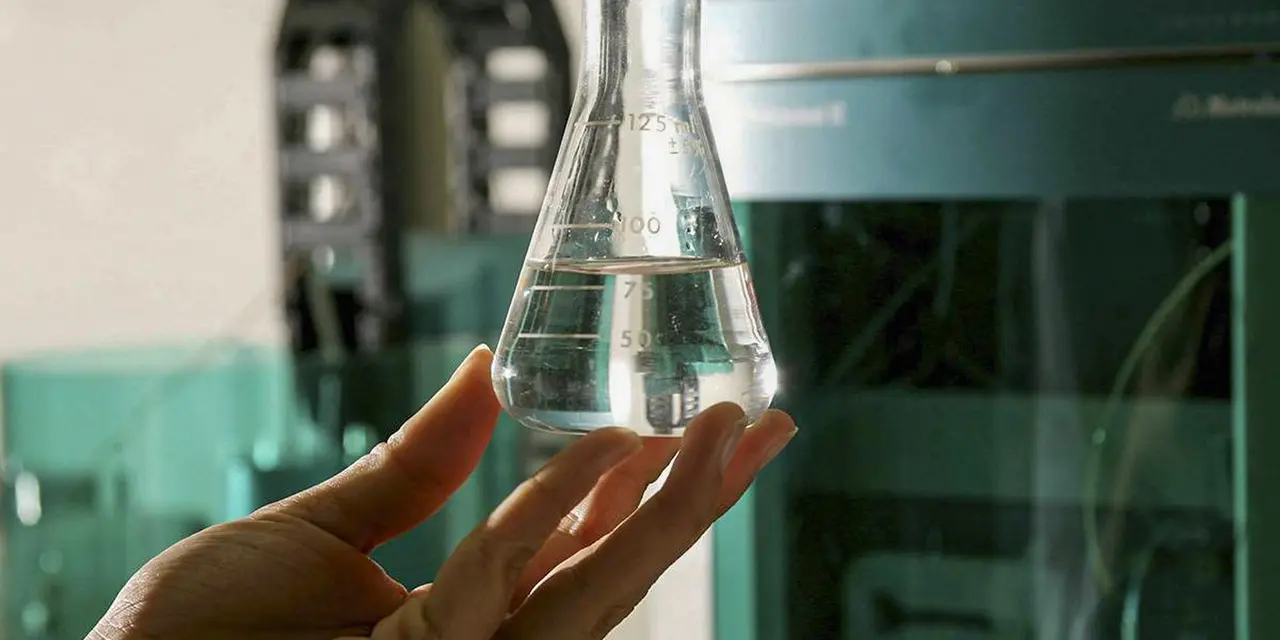 Rio Grande do Sul registra primeiro caso de intoxicação por metanol. Homem de 42 anos consumiu bebidas adulteradas em São Paulo. Secretaria de Saúde investiga caso e outros suspeitos.