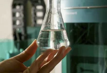 Polícia Federal intensifica combate à produção e venda de bebidas adulteradas com metanol. Avançadas técnicas de análise de isótopos estáveis e compartilhamento de inteligência ajudarão a identificar a origem do veneno e redes criminosas envolvidas.