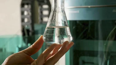 Polícia Federal intensifica combate à produção e venda de bebidas adulteradas com metanol. Avançadas técnicas de análise de isótopos estáveis e compartilhamento de inteligência ajudarão a identificar a origem do veneno e redes criminosas envolvidas.