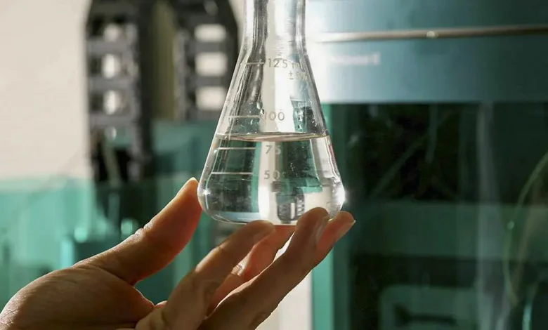 Polícia Federal intensifica combate à produção e venda de bebidas adulteradas com metanol. Avançadas técnicas de análise de isótopos estáveis e compartilhamento de inteligência ajudarão a identificar a origem do veneno e redes criminosas envolvidas.