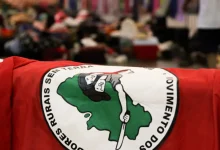 Justiça Federal suspendeu edital da UFPE que reservava 80 vagas de Medicina para membros do MST. Decisão argumenta que beneficiários do Pronera não podem ter acesso à universidade de forma diferenciada.