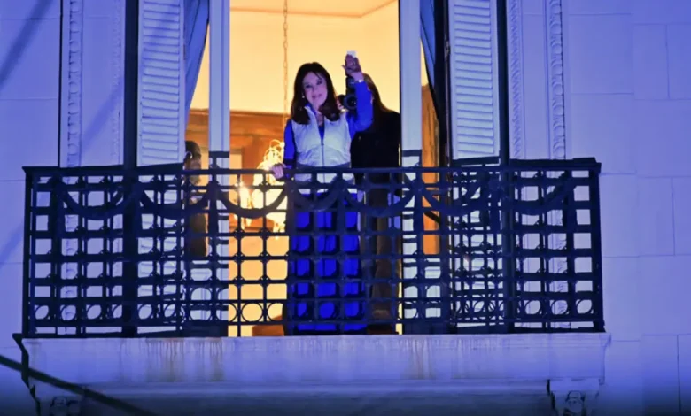 Cristina Kirchner critica governador Axel Kicillof por derrota do peronismo em eleições. 1 Cristina Kirchner critica governador Axel Kicillof por derrota do peronismo nas eleições legislativas da Argentina em meio de mandato.