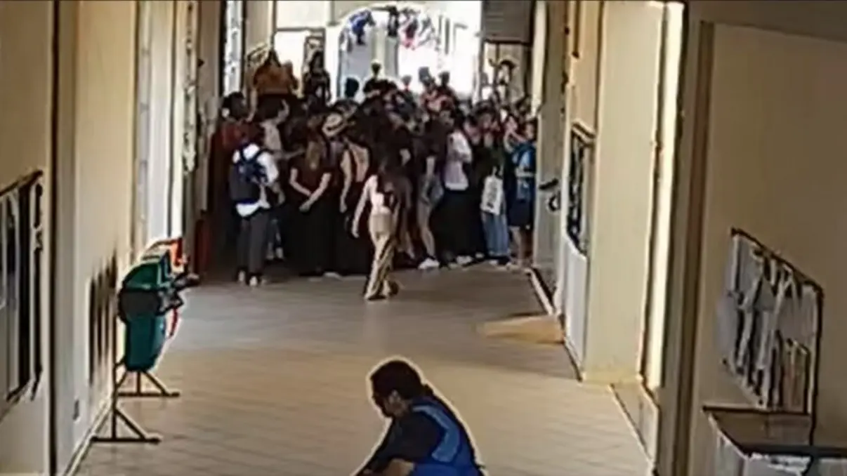 Professor Gabriel Cepaluni foi agredido física e verbalmente por alunos ao chegar ao campus da Unesp, acusando-o de racismo e assédio. Denuncia a falta de resposta institucional e alerta para o clima de violência e intimidação que se instala nas universidades.