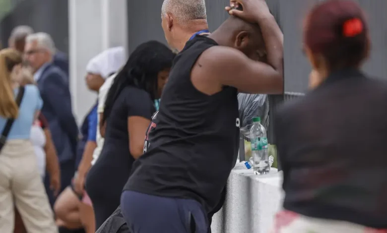 Tensão e Instabilidade no Rio de Janeiro 1 A megaoperação policial no Rio de Janeiro trouxe tensão e instabilidade à vida dos moradores e visitantes, afetando rotinas diárias e serviços essenciais.