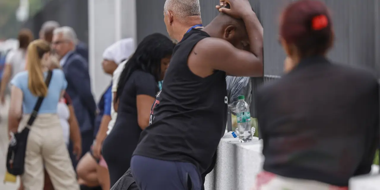 Tensão e Instabilidade no Rio de Janeiro 14 A megaoperação policial no Rio de Janeiro trouxe tensão e instabilidade à vida dos moradores e visitantes, afetando rotinas diárias e serviços essenciais.