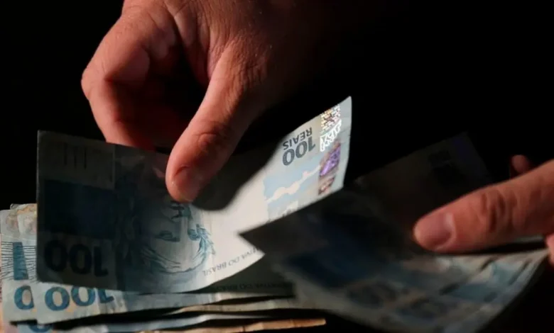 Governo Federal enfrenta desafio para evitar superávit negativo em 2025 1 O governo federal enfrenta desafio para evitar fechar o ano de 2025 em vermelho, com déficit primário de R$ 100,9 bilhões e risco de rombo fiscal alto.