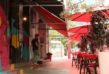Intoxicações por metanol em bebidas em São Paulo causam queda de 30% no movimento de bares e restaurantes. Consumo de vodka, whisky e gin despenca 50%. A crise pode gerar perda de metade do faturamento para algumas empresas, mas a venda de outras bebidas compensa parcialmente.
