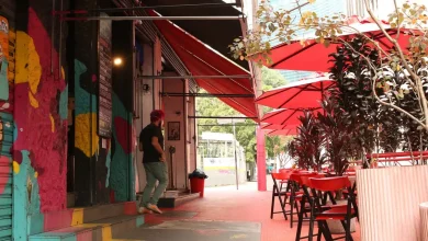 Intoxicações por metanol em bebidas em São Paulo causam queda de 30% no movimento de bares e restaurantes. Consumo de vodka, whisky e gin despenca 50%. A crise pode gerar perda de metade do faturamento para algumas empresas, mas a venda de outras bebidas compensa parcialmente.