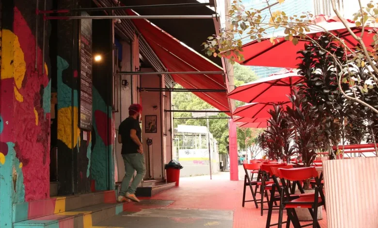 Intoxicações por metanol: bares e restaurantes de SP sofrem com queda de 30% no movimento 1 Intoxicações por metanol em bebidas em São Paulo causam queda de 30% no movimento de bares e restaurantes. Consumo de vodka, whisky e gin despenca 50%. A crise pode gerar perda de metade do faturamento para algumas empresas, mas a venda de outras bebidas compensa parcialmente.