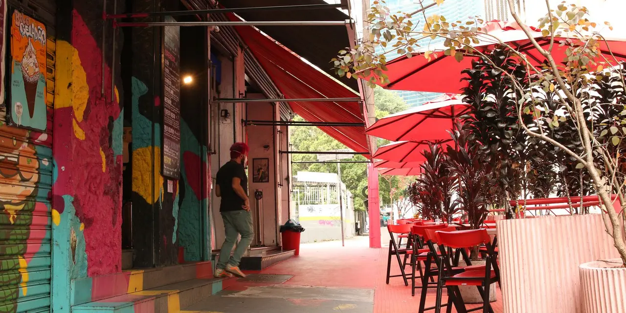 Intoxicações por metanol: bares e restaurantes de SP sofrem com queda de 30% no movimento 14 Intoxicações por metanol em bebidas em São Paulo causam queda de 30% no movimento de bares e restaurantes. Consumo de vodka, whisky e gin despenca 50%. A crise pode gerar perda de metade do faturamento para algumas empresas, mas a venda de outras bebidas compensa parcialmente.