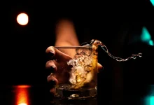 Ministério da Saúde alerta sobre risco de intoxicação por metanol em bebidas adulteradas. Verifique rótulos, lacres e selos fiscais. Priorize marcas reconhecidas e consumo moderado. Em caso de suspeita de intoxicação, procure atendimento médico imediatamente.