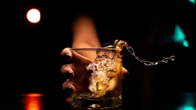 Ministério da Saúde alerta sobre risco de intoxicação por metanol em bebidas adulteradas. Verifique rótulos, lacres e selos fiscais. Priorize marcas reconhecidas e consumo moderado. Em caso de suspeita de intoxicação, procure atendimento médico imediatamente.