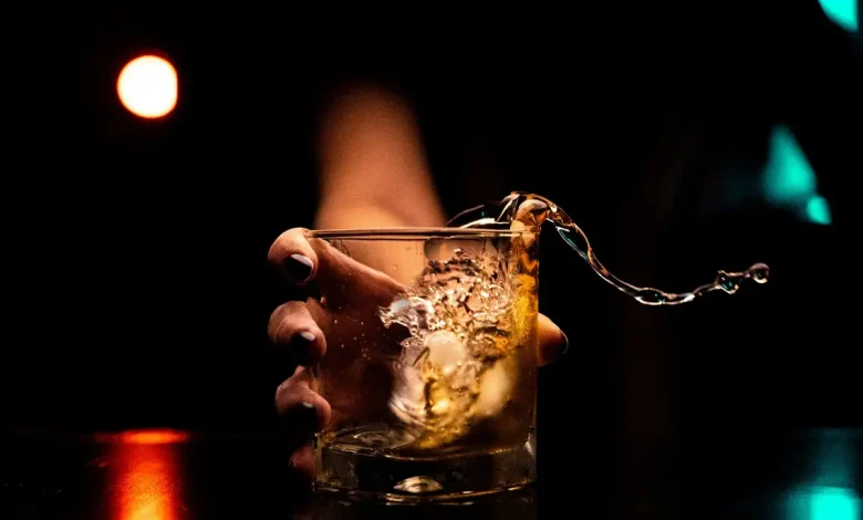 Ministério da Saúde alerta sobre risco de intoxicação por metanol em bebidas adulteradas. Verifique rótulos, lacres e selos fiscais. Priorize marcas reconhecidas e consumo moderado. Em caso de suspeita de intoxicação, procure atendimento médico imediatamente.