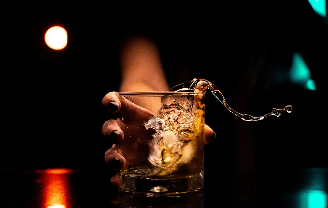 Ministério da Saúde alerta sobre risco de intoxicação por metanol em bebidas adulteradas. Verifique rótulos, lacres e selos fiscais. Priorize marcas reconhecidas e consumo moderado. Em caso de suspeita de intoxicação, procure atendimento médico imediatamente.