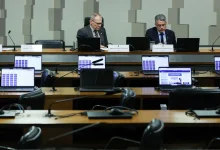 Senadores da CPI do Crime Organizado no Brasil avançam em investigações, convocando ex-deputado e diretor da Meta para esclarecer uso de redes sociais em atividades criminosas e lavagem de dinheiro.