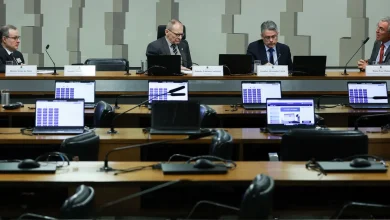 Senadores da CPI do Crime Organizado no Brasil avançam em investigações, convocando ex-deputado e diretor da Meta para esclarecer uso de redes sociais em atividades criminosas e lavagem de dinheiro.