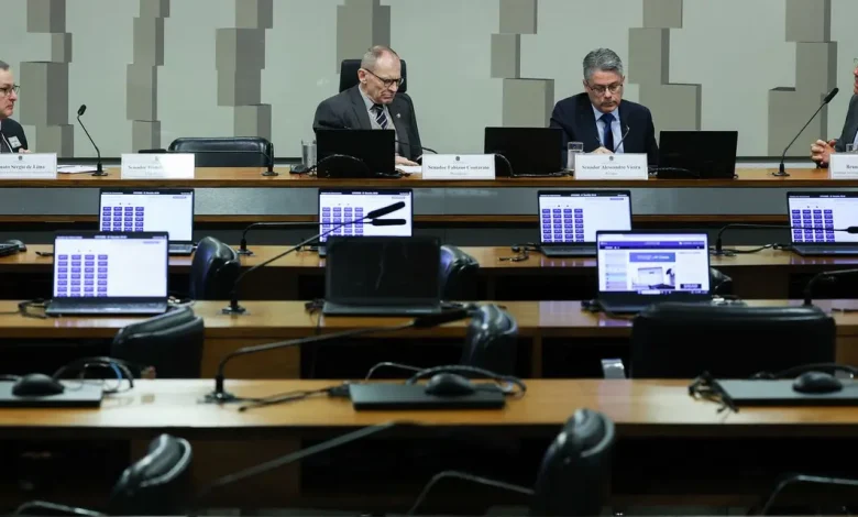 Senadores da CPI do Crime Organizado no Brasil avançam em investigações, convocando ex-deputado e diretor da Meta para esclarecer uso de redes sociais em atividades criminosas e lavagem de dinheiro.