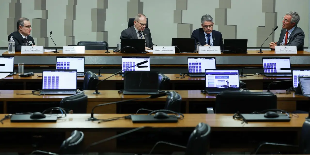 Senadores da CPI do Crime Organizado no Brasil avançam em investigações 14 Senadores da CPI do Crime Organizado no Brasil avançam em investigações, convocando ex-deputado e diretor da Meta para esclarecer uso de redes sociais em atividades criminosas e lavagem de dinheiro.