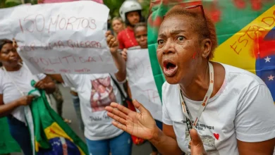 Manifestantes protestam contra maior operação policial no Rio de Janeiro, criticando letalidade e reivindicando investigação transparente.