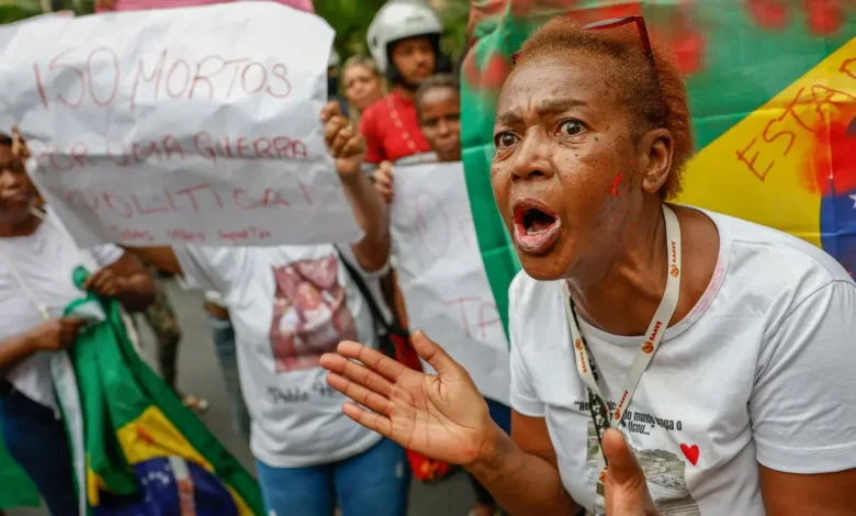 Manifestantes protestam contra maior operação policial no Rio de Janeiro 1 Manifestantes protestam contra maior operação policial no Rio de Janeiro, criticando letalidade e reivindicando investigação transparente.