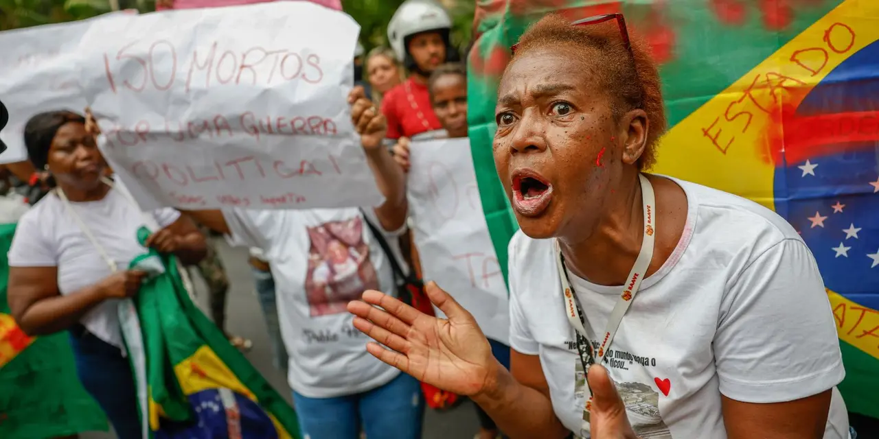Manifestantes protestam contra maior operação policial no Rio de Janeiro, criticando letalidade e reivindicando investigação transparente.