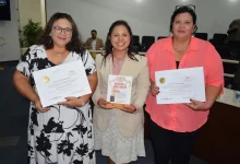 Câmara de Vereadores aprovou moção em homenagem às professoras Valdina e Valdineia, reconhecidas por suas contribuições à educação e cultura.