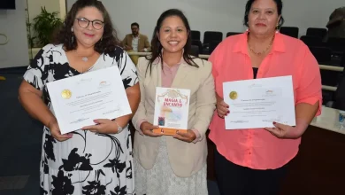 Câmara de Vereadores homenageia Professoras Valdina e Valdineia 5 Câmara de Vereadores aprovou moção em homenagem às professoras Valdina e Valdineia, reconhecidas por suas contribuições à educação e cultura.