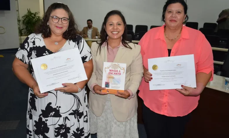 Câmara de Vereadores aprovou moção em homenagem às professoras Valdina e Valdineia, reconhecidas por suas contribuições à educação e cultura.