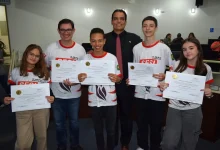 Câmara de Vereadores de Paraguaçu Paulista homenageia equipe Alfa Robóticos que conquistou a etapa nacional da OBR 2025, promovendo educação tecnológica e formação integral dos jovens.