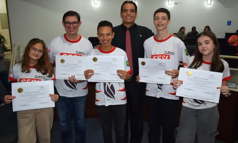 Câmara de Vereadores de Paraguaçu Paulista homenageia equipe Alfa Robóticos que conquistou a etapa nacional da OBR 2025, promovendo educação tecnológica e formação integral dos jovens.