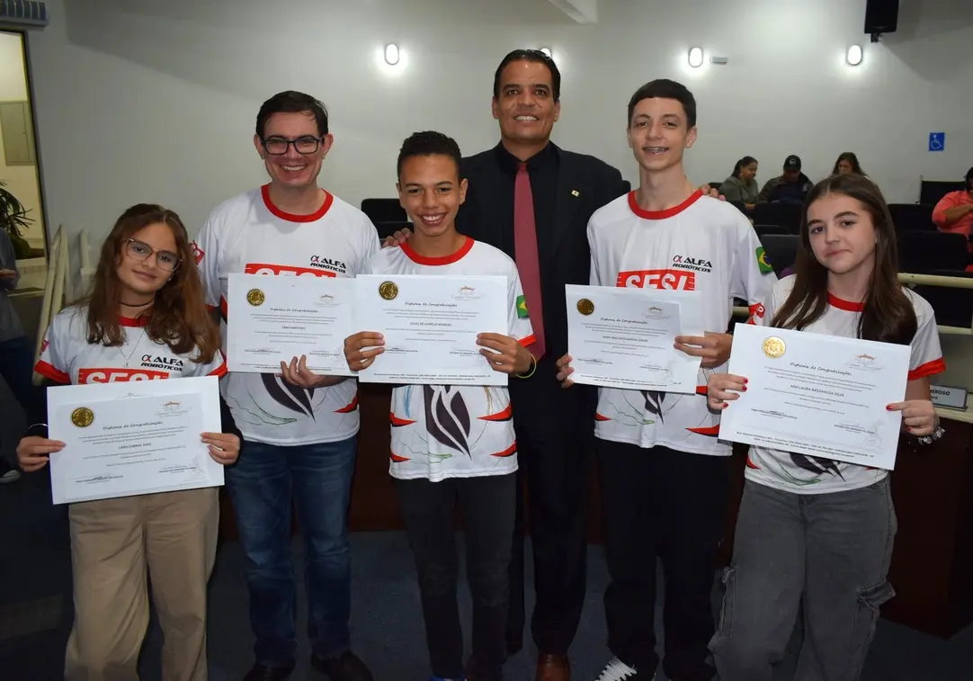 Câmara de Vereadores de Paraguaçu Paulista homenageia equipe Alfa Robóticos que conquistou a etapa nacional da OBR 2025, promovendo educação tecnológica e formação integral dos jovens.
